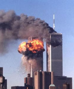 Le Torri gemelle del World Trade Center colpite dai due aerei dirottati l'11 settembre 2001. REUTERS/Steven James Silva